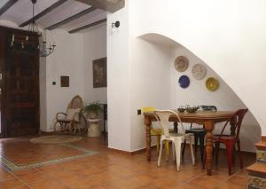 a dining room with a table and chairs at Casa de pueblo Ca Barret, a tan sólo dos kilómetros de Xàtiva 