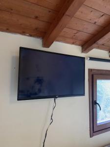 Uma televisão e/ou sistema de entretenimento em Monolocali del Montecontessa by SMART-HOME