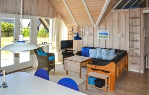 KandestederneにあるAwesome Home In Skagen With 3 Bedrooms And Saunaのリビングルーム(ソファ、テーブル付)
