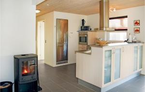 Кухня или мини-кухня в Amazing Home In Tarm With 5 Bedrooms, Sauna And Wifi
