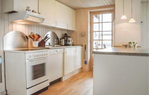 Kuchyň nebo kuchyňský kout v ubytování Gorgeous Home In Harbore With Wifi