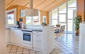 クリムトラにあるAwesome Home In Thisted With Sauna, Wifi And Indoor Swimming Poolのキッチン(白い家電製品付)、ダイニングルーム(テーブル付)