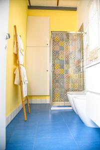 Un baño con ducha, bañera y lavabo. en Attico San Biagio, en Lecce 48 fotos más
