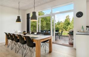 Amazing Home In Ebeltoft With Kitchen في إيبلتوفت: مطبخ وغرفة طعام مع طاولة وكراسي