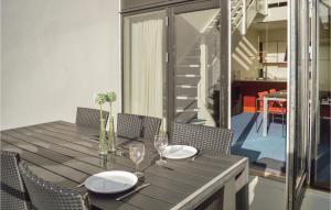 mesa de comedor con sillas y mesa con copas de vino en Cozy Apartment In Helsingr With Kitchen, en Helsingør