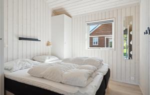 un letto con cuscini bianchi sopra di Amazing Home In Frrup With Wifi a Frørup