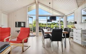 - une salle à manger avec une table et des chaises dans l'établissement Amazing Home In Frrup With Wifi, à Frørup