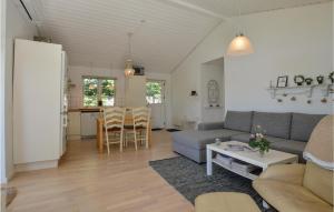 - un salon avec un canapé et une table dans l'établissement Beautiful Home In Grevinge With Kitchen, à Grevinge