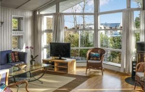 TV a/nebo společenská místnost v ubytování Cozy Home In Gilleleje With Wifi