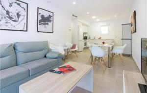 - un salon avec un canapé bleu et une table dans l'établissement Stunning Apartment In Denia With Kitchen, à Dénia