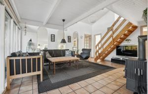 Nørre VorupørにあるNice Home In Thisted With 4 Bedrooms, Sauna And Wifiのリビングルーム(テーブル、ソファ付)