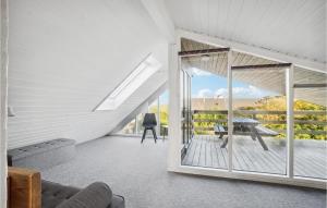 Nørre VorupørにあるNice Home In Thisted With 4 Bedrooms, Sauna And Wifiのリビングルーム(ガラスの引き戸、テーブル付)