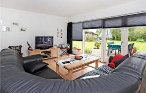 ein Wohnzimmer mit einem Sofa und einem Tisch in der Unterkunft Beautiful Home In Grevinge With Wifi in Grevinge