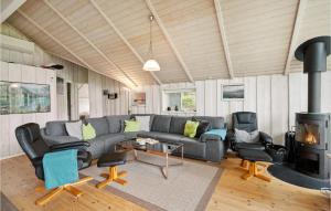 uma sala de estar com um sofá e uma lareira em Gorgeous Home In Sydals With Kitchen em Skovbyballe