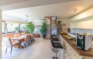Køkken eller tekøkken på Awesome Apartment In Kastel Novi With Private Swimming Pool, Can Be Inside Or Outside
