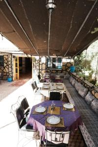a dining room with a table and some chairs at Hotel De La Vallée in Aït Baha