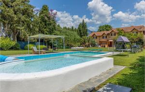 ein Schwimmbad in einem Hof neben einem Haus in der Unterkunft Awesome Home In Massarosa -lu- With Wifi in Mommio