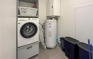 a laundry room with a washer and a dryer at Amazing Apartment In Haugesund With Outdoor Swimming Pool, Wifi And 3 Bedrooms in Haugesund