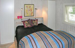 1 dormitorio con 1 cama con manta negra y 2 almohadas en 4 Bedroom Nice Home In Gilleleje, en Gilleleje