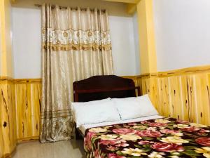 um quarto com uma cama com flores em Baguio Classic Cozy Home em Baguio
