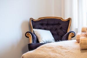 エッカーンフェルデにあるFerienwohnung Shabby Chickの- 黒い椅子と枕付きのベッドルーム