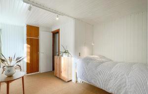 una camera con letto, tavolo e sedia di Stunning Home In Nex With Kitchen a Spidsegård