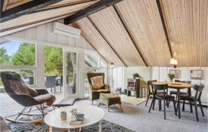 een woonkamer met stoelen en een tafel bij Beautiful Home In Rm With Kitchen in Bolilmark