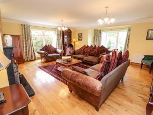 uma sala de estar com um sofá e uma mesa em Seascape Lodge em Kenmare