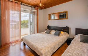Posteľ alebo postele v izbe v ubytovaní 2 Bedroom Gorgeous Home In Karlobag