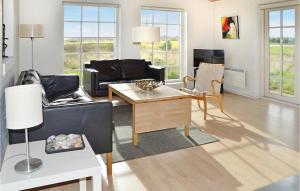 ein Wohnzimmer mit einem Sofa und einem Tisch in der Unterkunft Lovely Home In Ulfborg With Kitchen in Sundhuse
