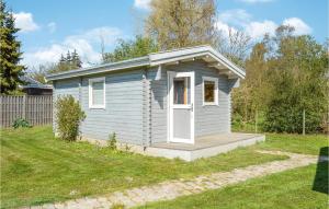ホーンバックにあるStunning Home In Hornbk With 3 Bedrooms, Sauna And Wifiの庭の小さな青小屋