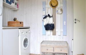 ホーンバックにあるStunning Home In Hornbk With 3 Bedrooms, Sauna And Wifiの洗濯機付きのランドリールーム