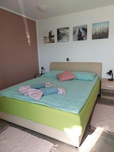 1 dormitorio con 1 cama con toallas en Studio apartma Žirovnik, en Cerklje na Gorenjskem