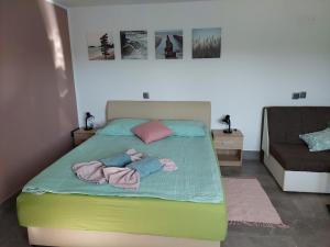 Un dormitorio con una cama con ropa. en Studio apartma Žirovnik, en Cerklje na Gorenjskem