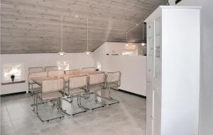 クリムトラにあるAmazing Home In Thisted With Saunaのダイニングルーム(テーブル、椅子付)
