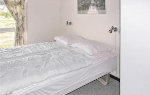 クリムトラにあるAmazing Home In Thisted With Saunaの窓際のベッド(白いシーツ、枕付)