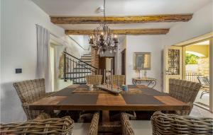 ein Esszimmer mit einem Holztisch und Stühlen in der Unterkunft Villa Mirys Hideaway in Dobrinj