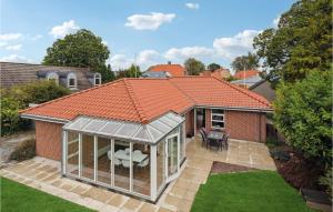 une extension à une maison avec un toit orange dans l'établissement Beautiful Home In Juelsminde With House Sea View, à Juelsminde