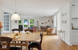 En restaurant eller et andet spisested på Beautiful Home In Juelsminde With House Sea View