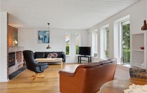 - un salon avec un canapé et une table dans l'établissement Beautiful Home In Juelsminde With House Sea View, à Juelsminde