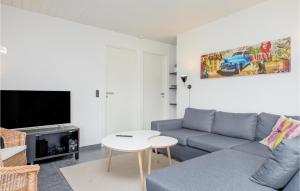 sala de estar con sofá y mesa en Nice Home In Blokhus With Sauna, en Blokhus