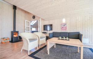 エーベルトフトにあるBeautiful Home In Ebeltoft With 4 Bedrooms, Sauna And Wifiのリビングルーム(ソファ、テーブル付)