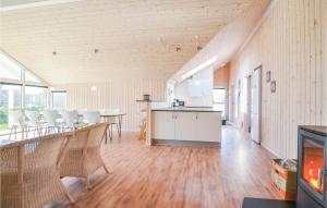 エーベルトフトにあるBeautiful Home In Ebeltoft With 4 Bedrooms, Sauna And Wifiのキッチン、ダイニングルームが備わる広い客室です。