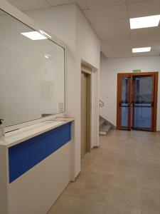 un pasillo vacío de una oficina con una gran ventana en Albergue de Maella, en Maella