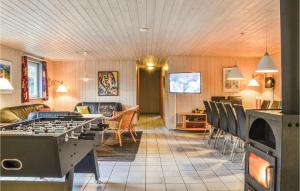 スナーヴィグにあるAmazing Home In Ringkbing With Kitchenのリビングルーム(大型チェステーブル、椅子付)