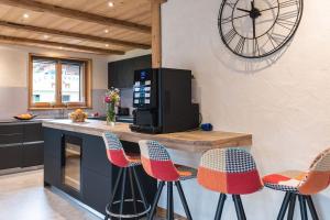 Kuchyň nebo kuchyňský kout v ubytování Chalet Familial Le Whymper 5 étoiles SPA Sauna Chatel