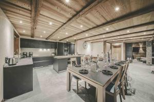 Posezení v ubytování Chalet Familial Le Whymper 5 étoiles SPA Sauna Chatel