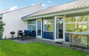 Casa con patio con mesa y sillas en 2 Bedroom Awesome Apartment In Vggerlse, en Bøtø By