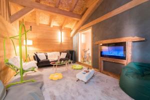 TV a/nebo společenská místnost v ubytování Chalet Familial Le Whymper 5 étoiles SPA Sauna Chatel