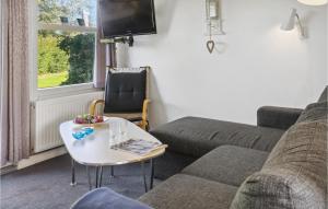 ein Wohnzimmer mit einem Sofa und einem Tisch in der Unterkunft 2 Bedroom Awesome Apartment In Vggerlse in Bøtø By